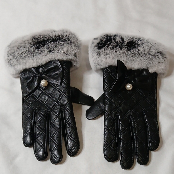 CHANEL Accessories - CHANEL Black Quilted Gloves with Faux Fur and Pearl